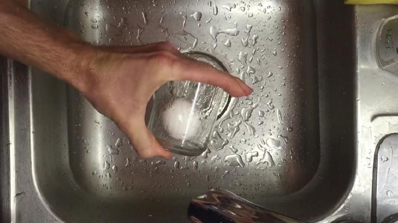 Ljuštenje jaja pomoću čaše sa vodom