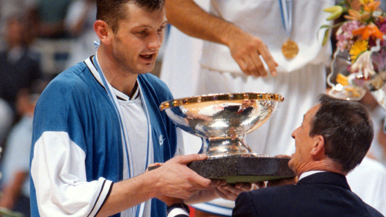 Žarko Paspalj prima pehar posle osvajanja Evropskog prvenstva 1995. u Atini