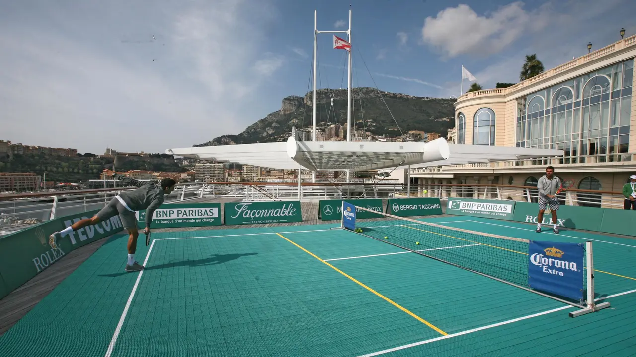 Novak Đoković i Stanislas Vavrinka igraju mini tenis na egzibiciji u Jahting klubu u Monte Karlu