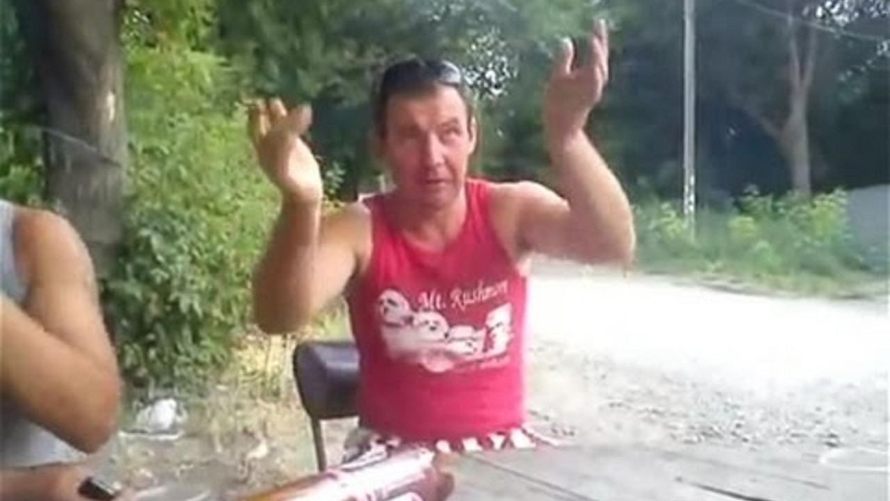 Čovek diže ruke