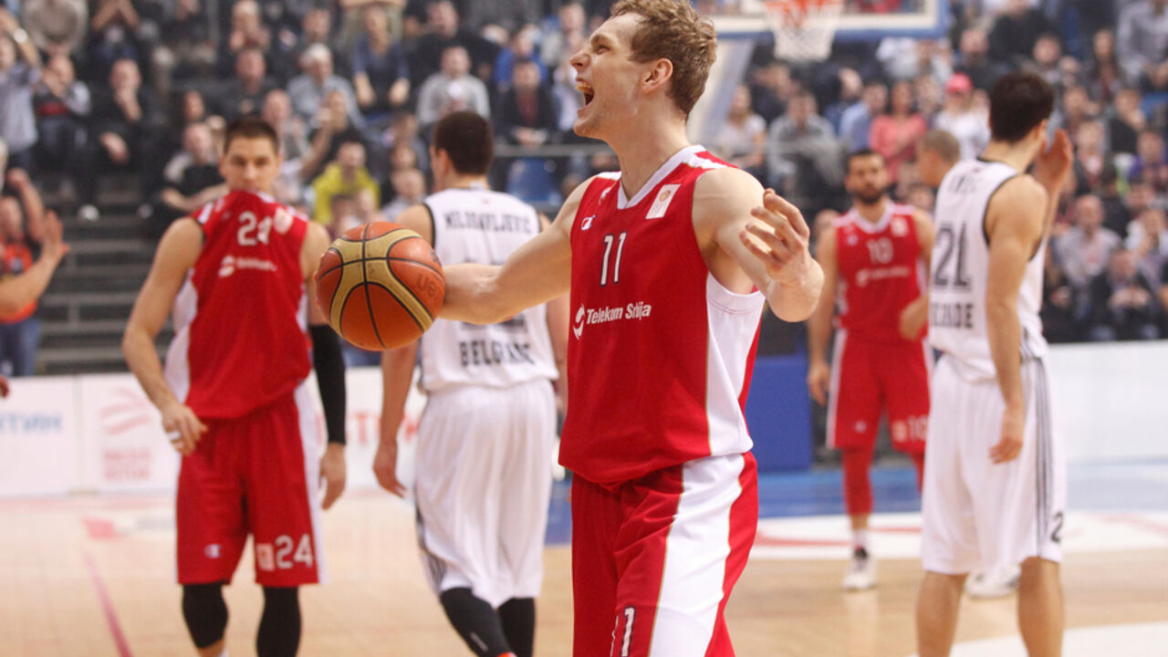 Bek Crvene zvezde Jaka Blažič na jednom od duela sa Partizanom