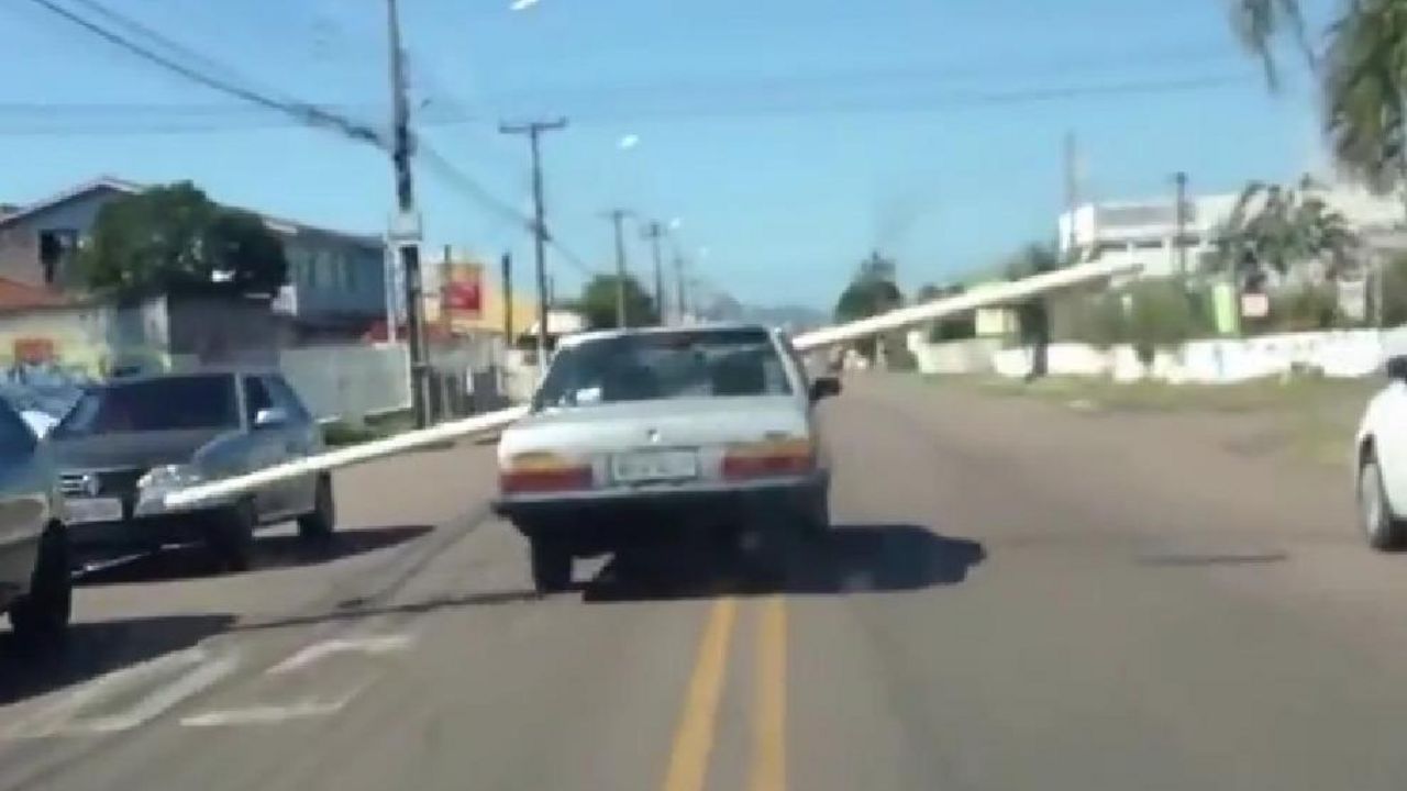 Čovek vozi šipku u automobilu