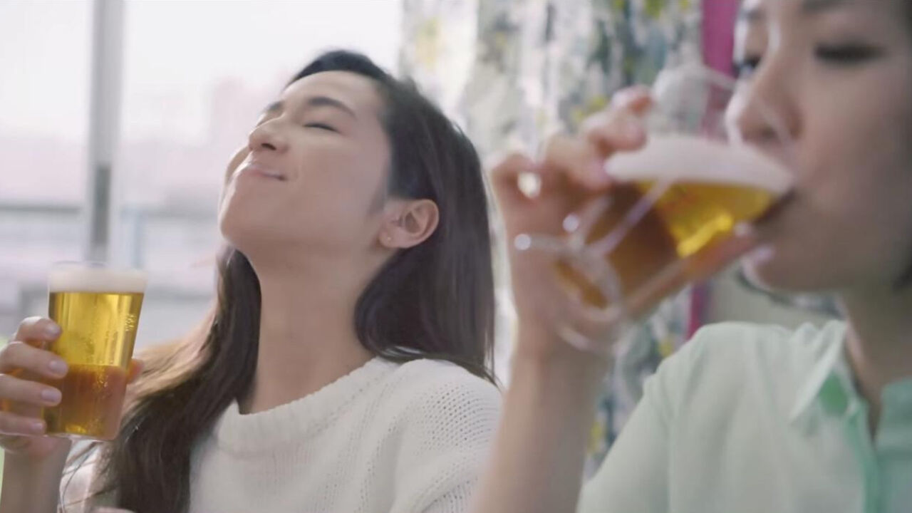 Devojke piju pivo