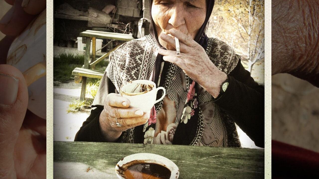gatanje iz šoljice kafe