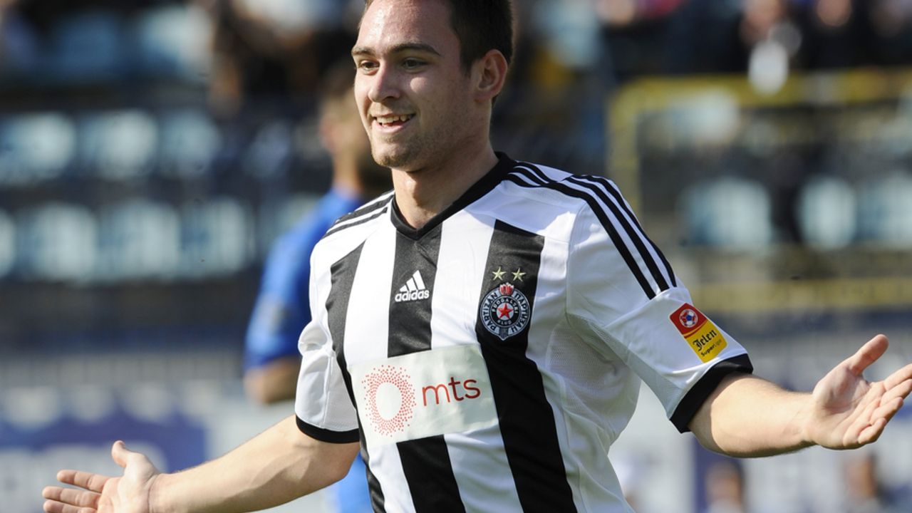 Andrija Živković proslavlja neregularan gol