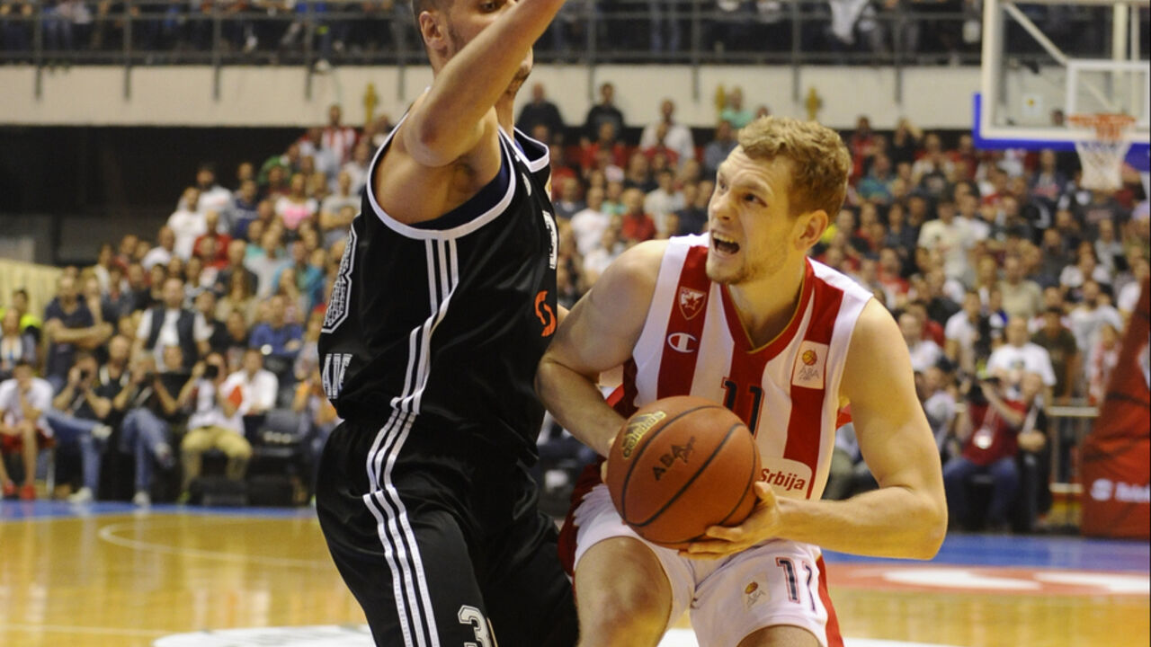 Jaka Blažič u duelu sa Sašom Pavlovićem u drugom meču polufinala plej-ofa ABA lige