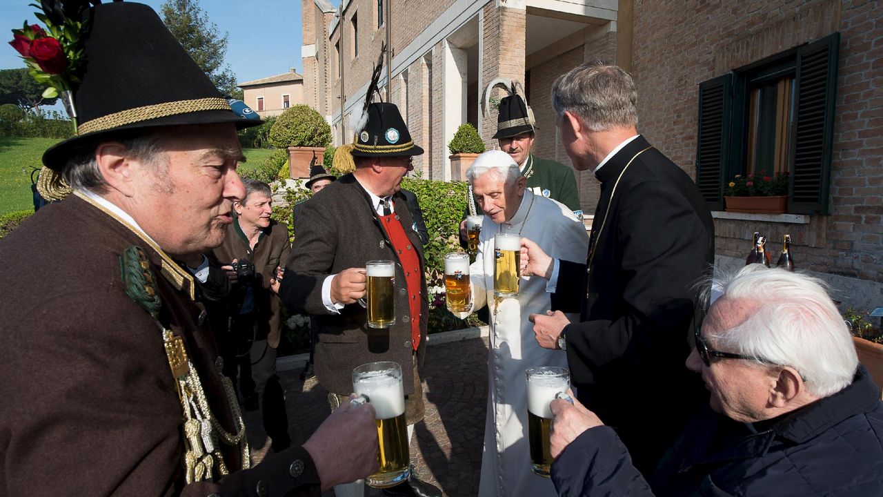 papa Benedikt XVI pije pivo