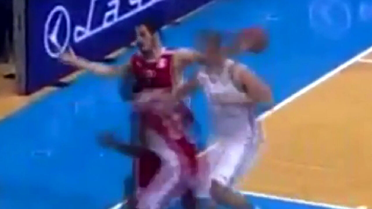 Aleksandar Pavlović udara Dženkinsa