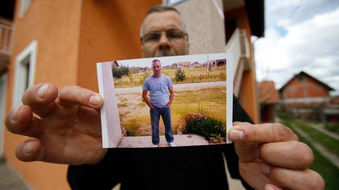 sliku ubijenog policajca Dragana Đurića drži brat Anđelko Đurić