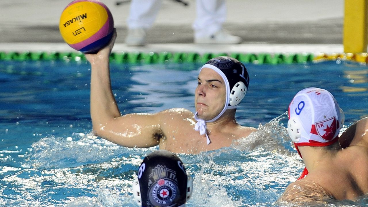 Vaterpolista Partizana Ognjen Stojanović u duelu protiv Crvene zvezde