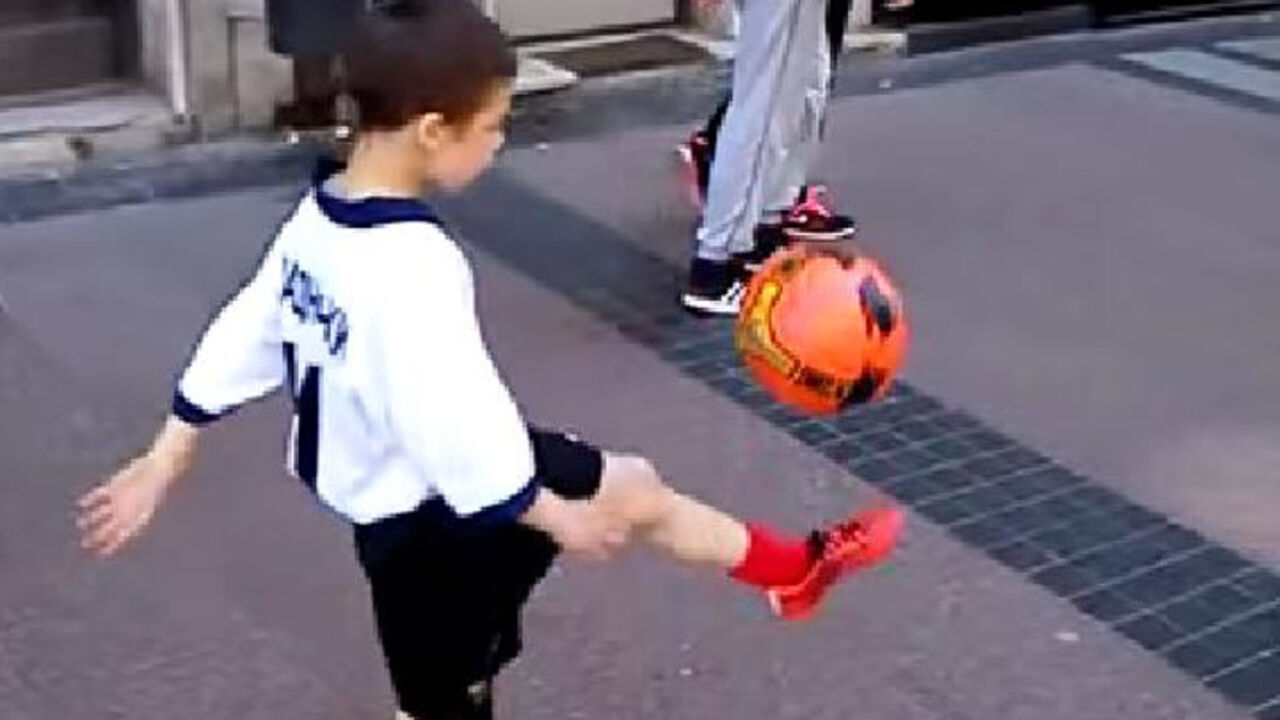 Dečak žonglira s loptom