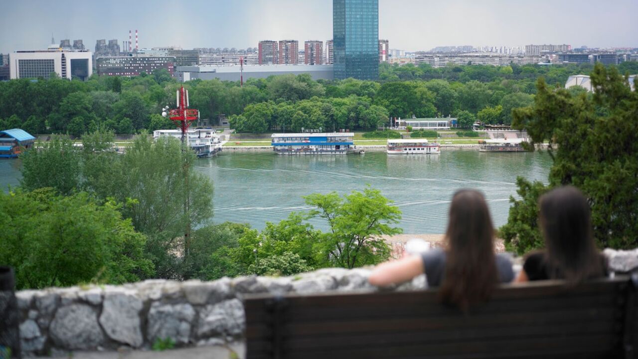 Devojke sede na klupi u Beogradu