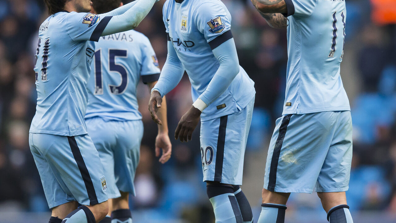 Aleksandar Kolarov i David Silva slave gol Mančester sitija