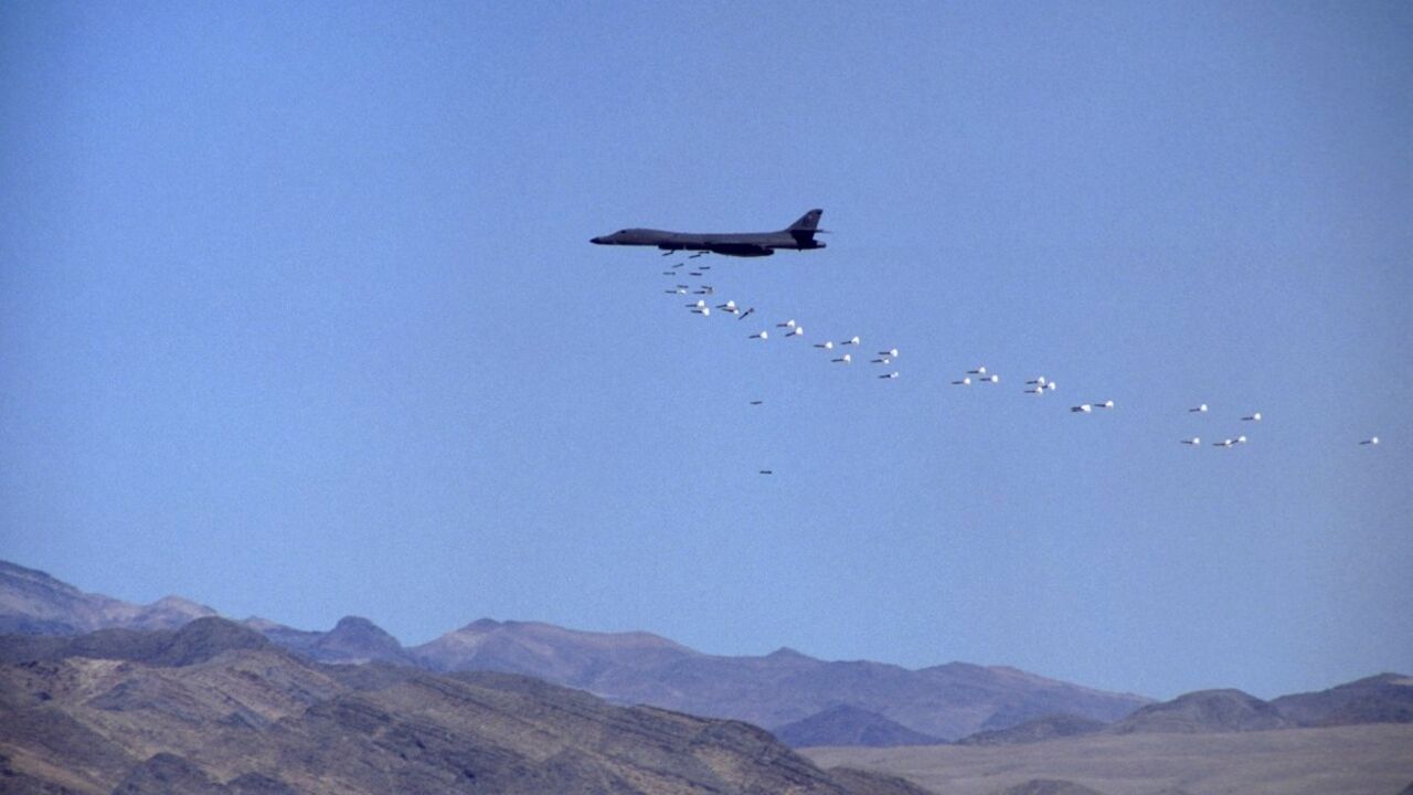 Bombarder B1 koristi kasetne bombe u napadu