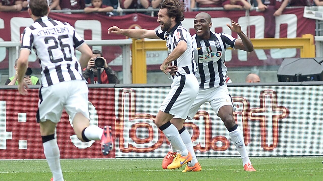 Andrea Pirlo slavi gol u gradskom derbiju protiv Torina