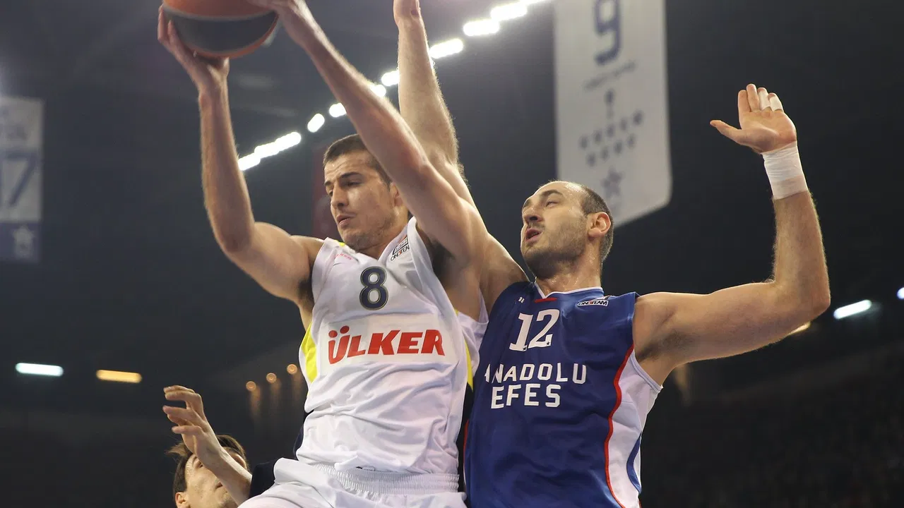 Krstić i Bjelica se nadmeću za loptu.