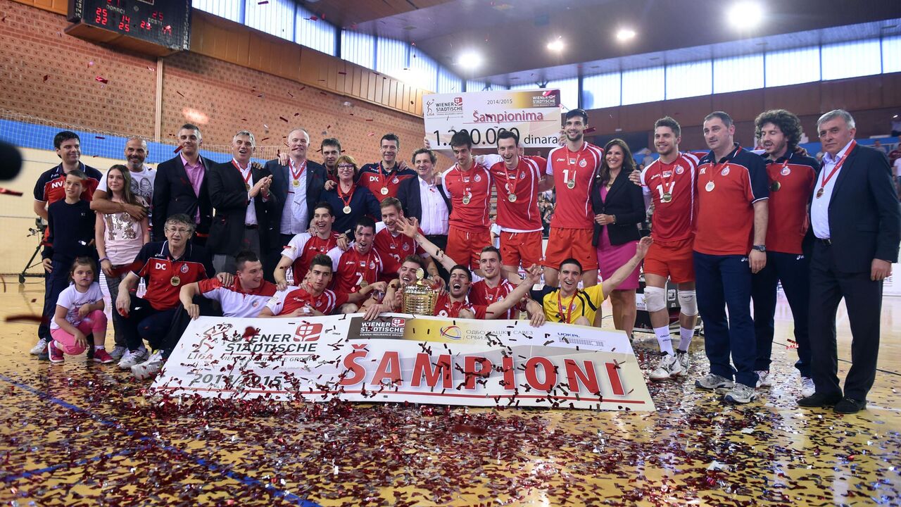 Odbojkaši Crvene zvezde slave titulu šampiona Srbije u sezoni 2014-15.