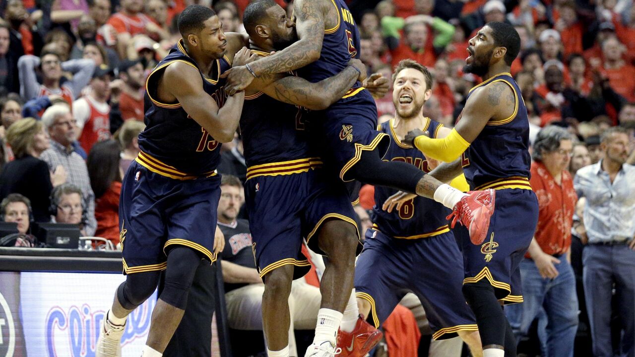 Lebron Džejms slavi sa saigračima nakon pogotka u poslednjoj sekundi.