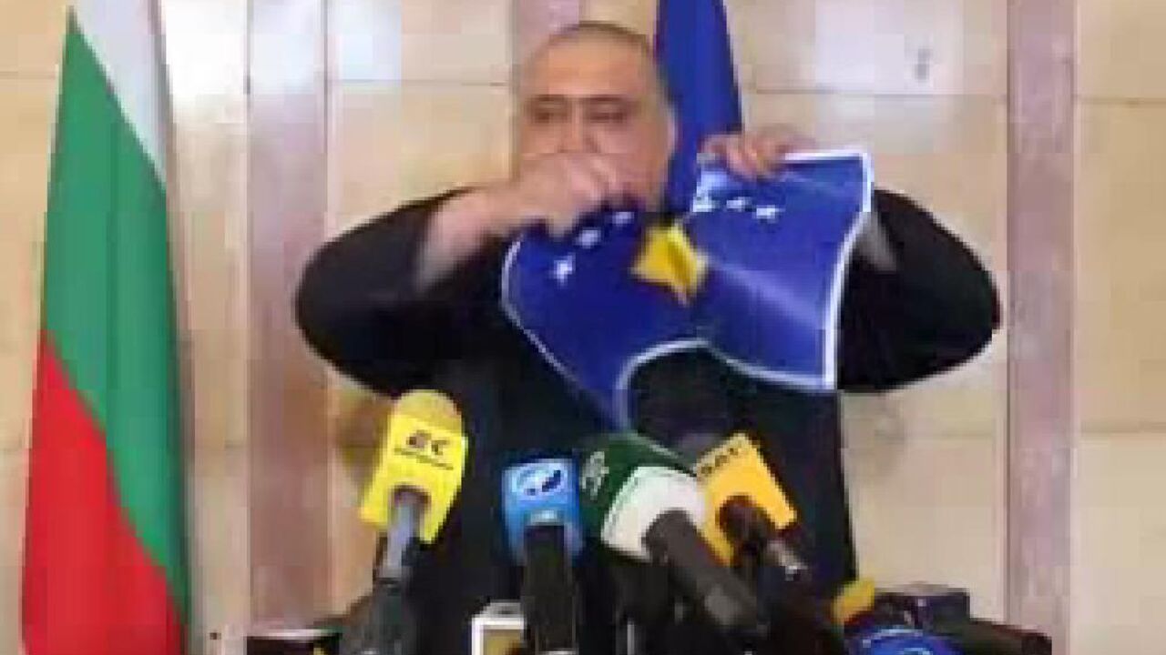 Bugarin cepa zastavu