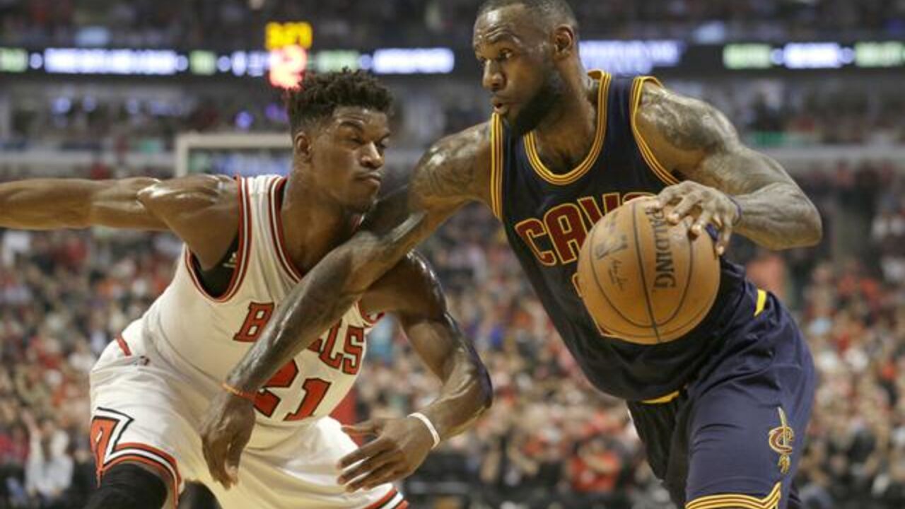 Košarkaš Klivlenda Lebron Džejms protiv Džimija Batlera iz Čikaga