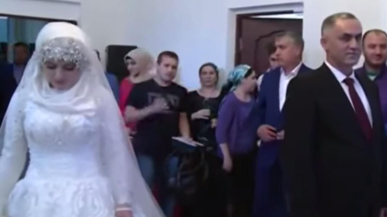 Mlada Kede gleda u pod