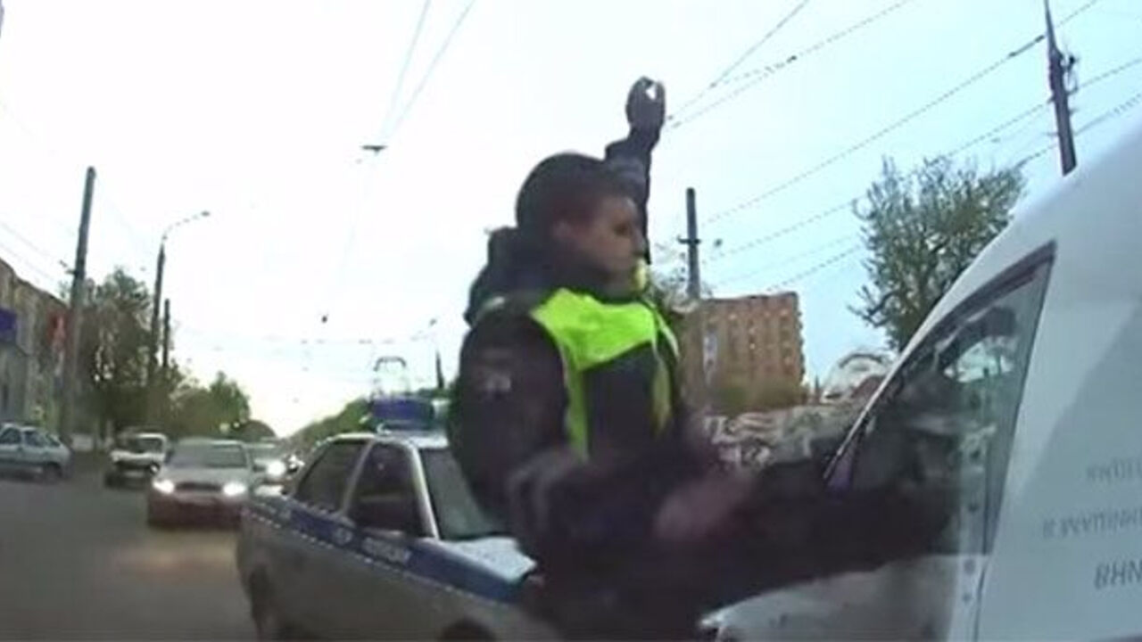 Ruski policajac zaustavlja osumnjičenog