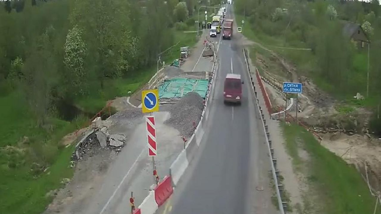 Kamion pretiče kolonu
