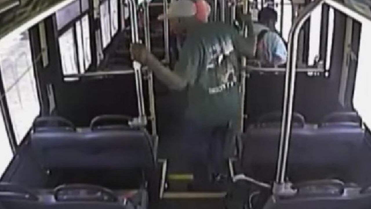 putnici beže iz autobusa