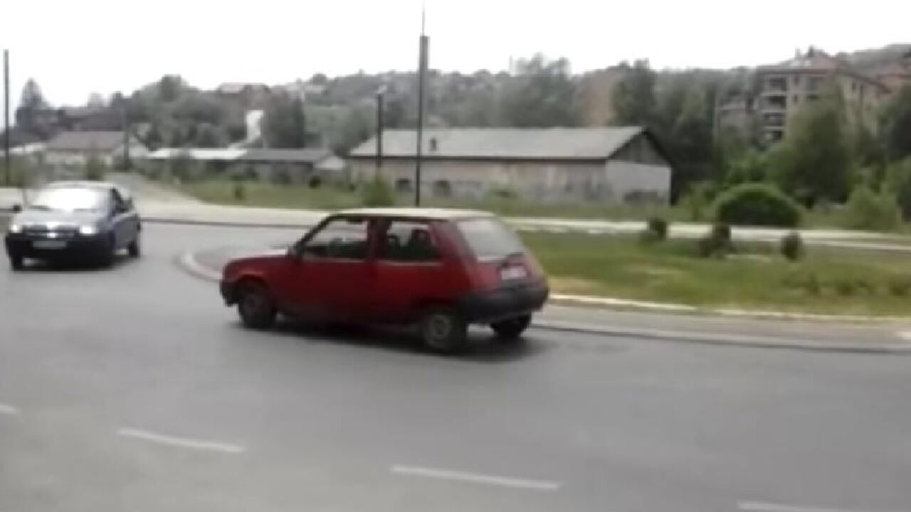 Vozač ide u suprotnom smeru u kružnom toku