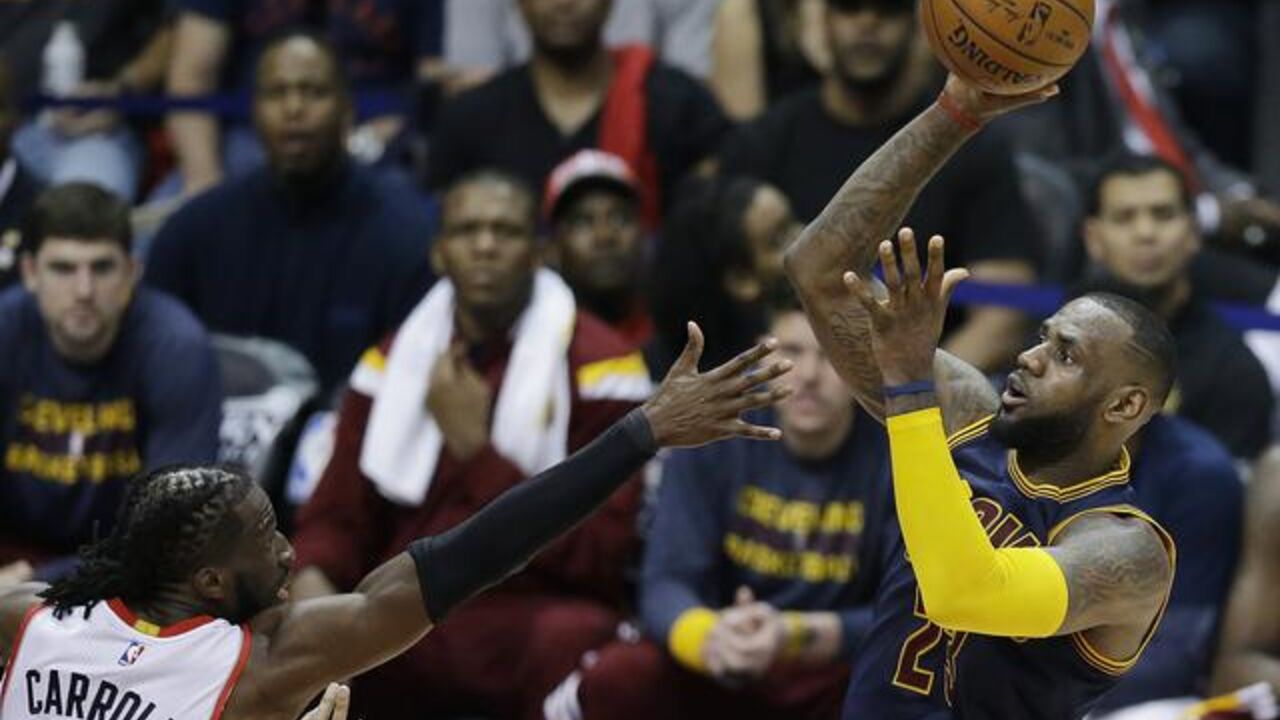 Lebron Džejms šutira.