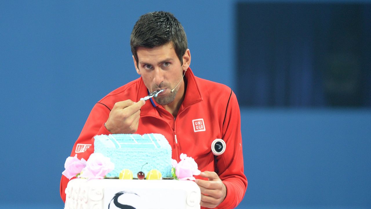 Novak Đoković jede tortu na proslavi desetogodišnjice Otvorenog prvenstva Kine