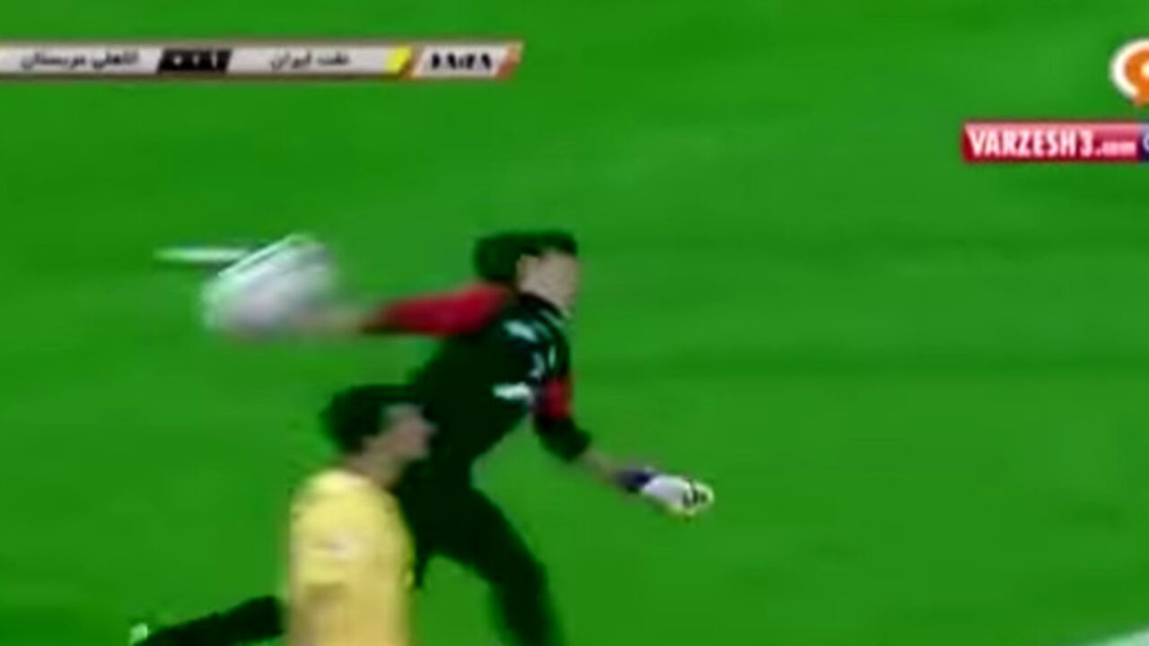 Iranski golman baca loptu.