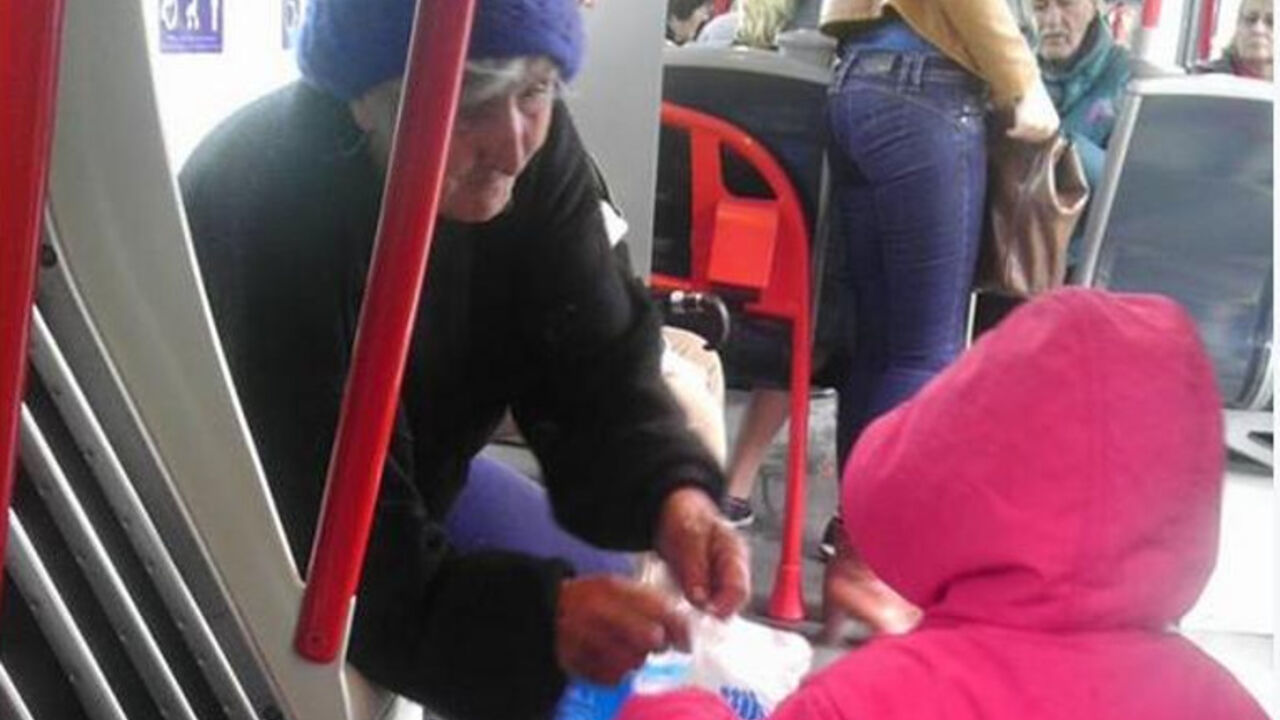 baka hrani dete u gradskom autobusu