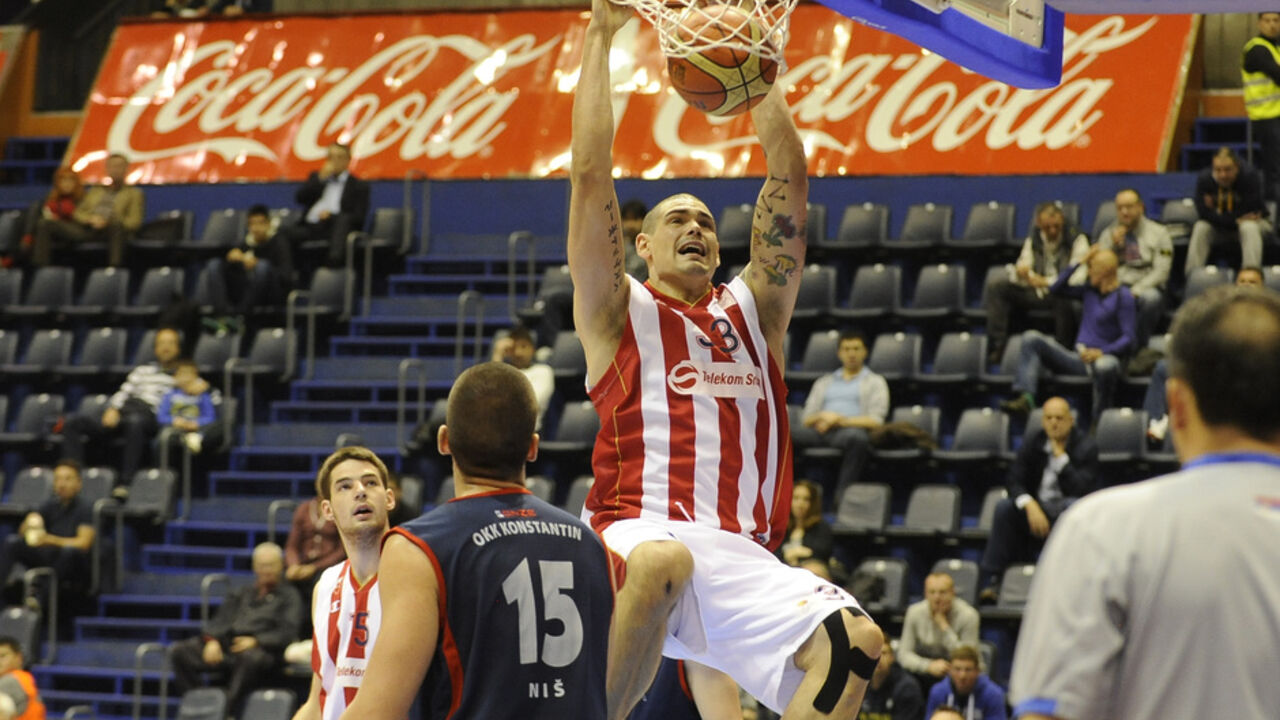 Maik Cirbes zakucava u meču protiv Konstantina