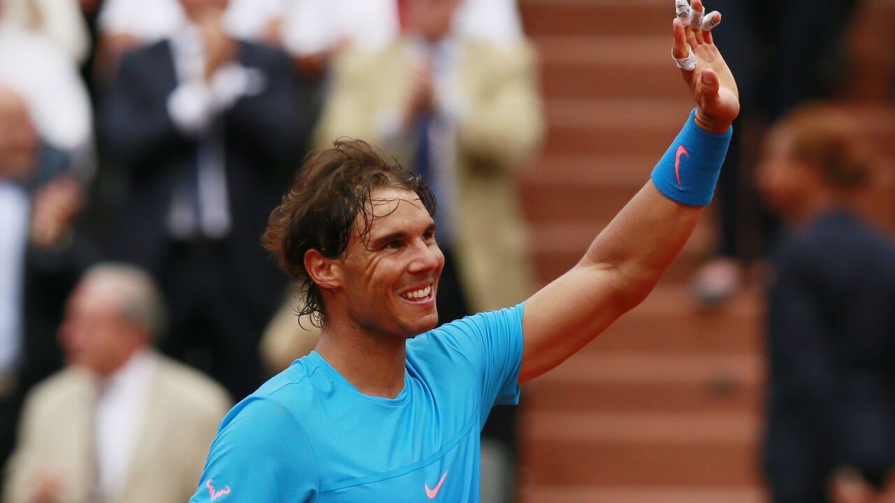 Rafael Nadal pozdravlja publiku na Rolan Garosu
