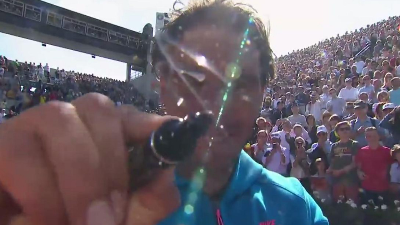 Rafael Nadal potpisuje se na kameri posle meča sa Andrejem Kuznjecovim na Rolan Garosu