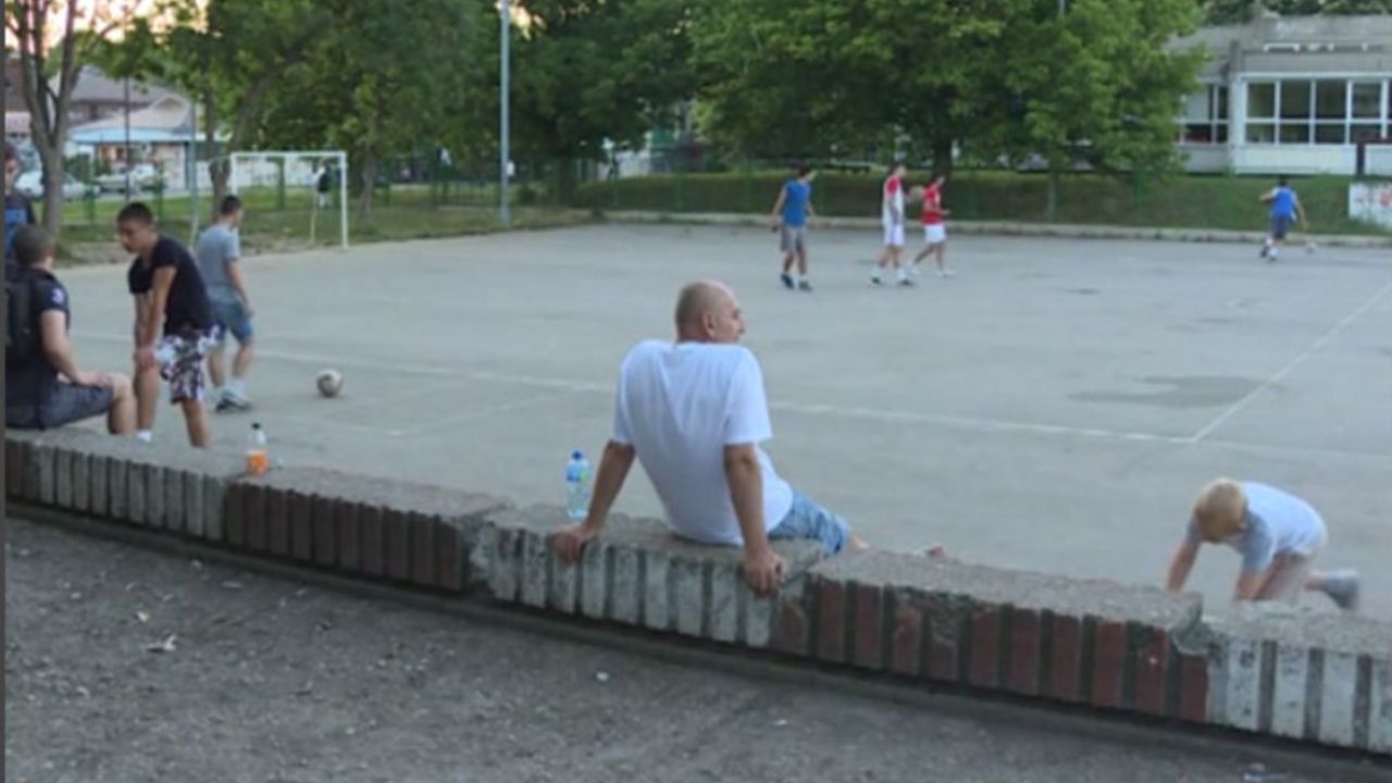 Đaci pred školom Vasa Pelagić 