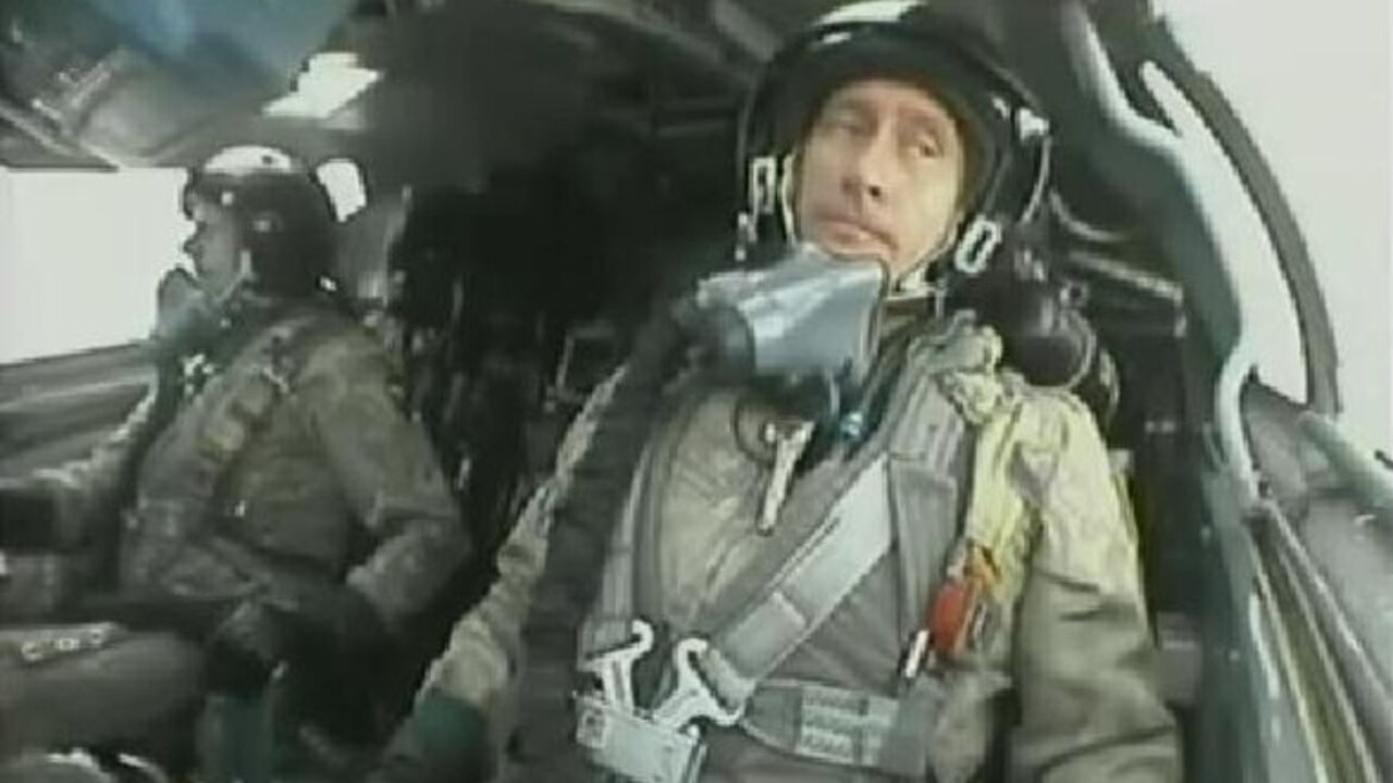 Vladimir Putin upravlja avionom