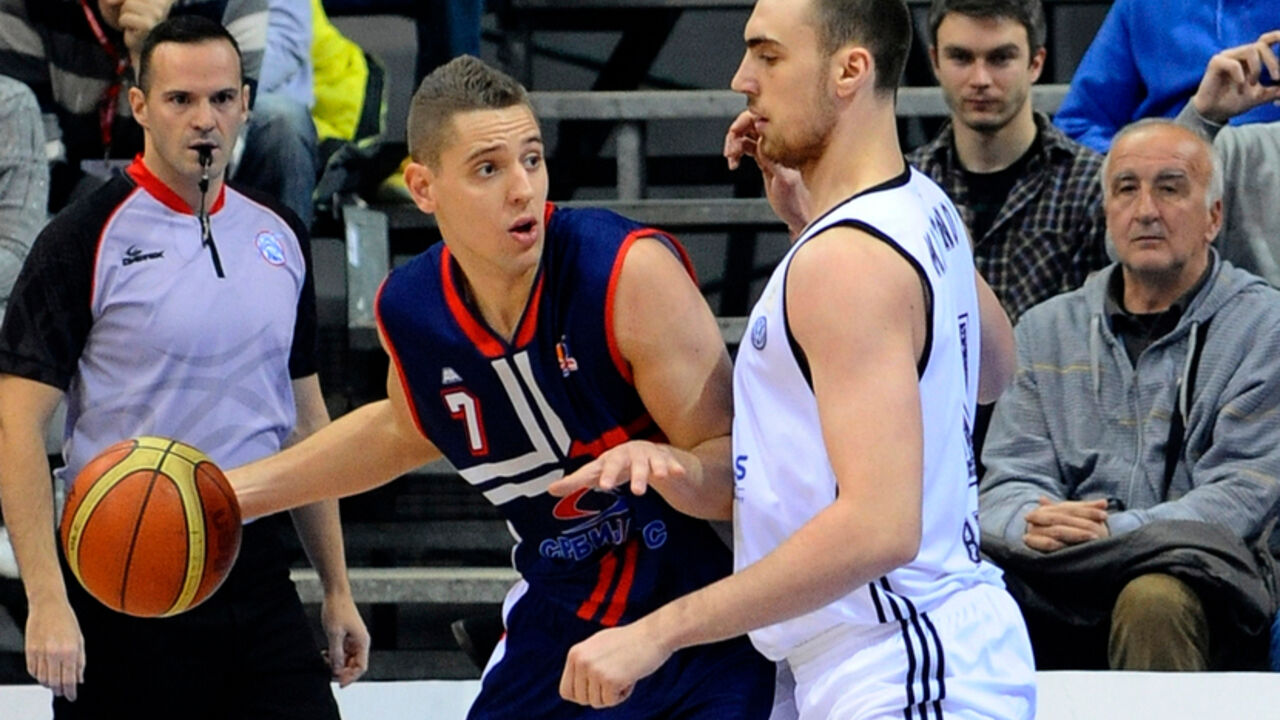 Košarkaš Vojvodine Ljubomir Čampara u duelu sa Nikolom Milutinovim