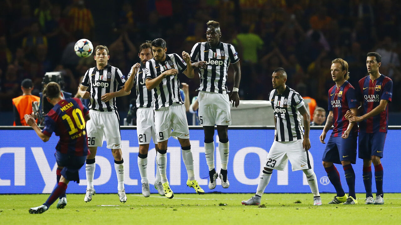 Fudbaleri Juventusa na meču sa Barselonom