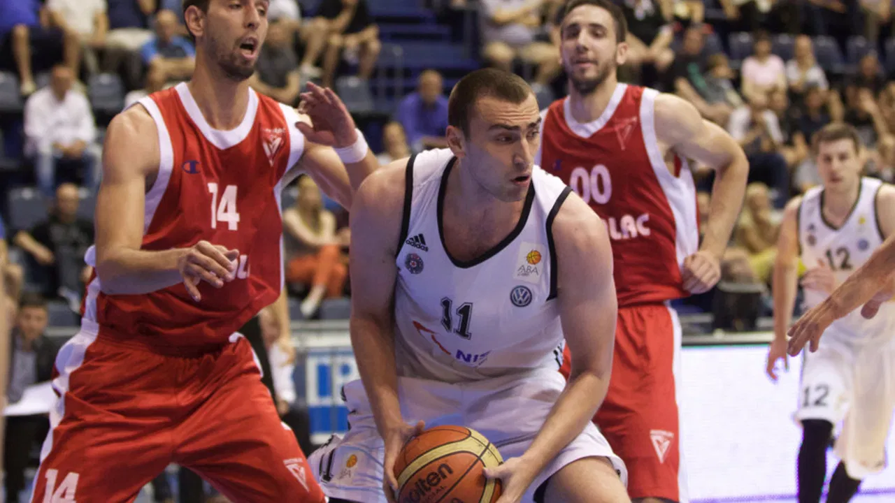 Nikola Milutinov u meču polufinala plej-ofa Superlige Srbije