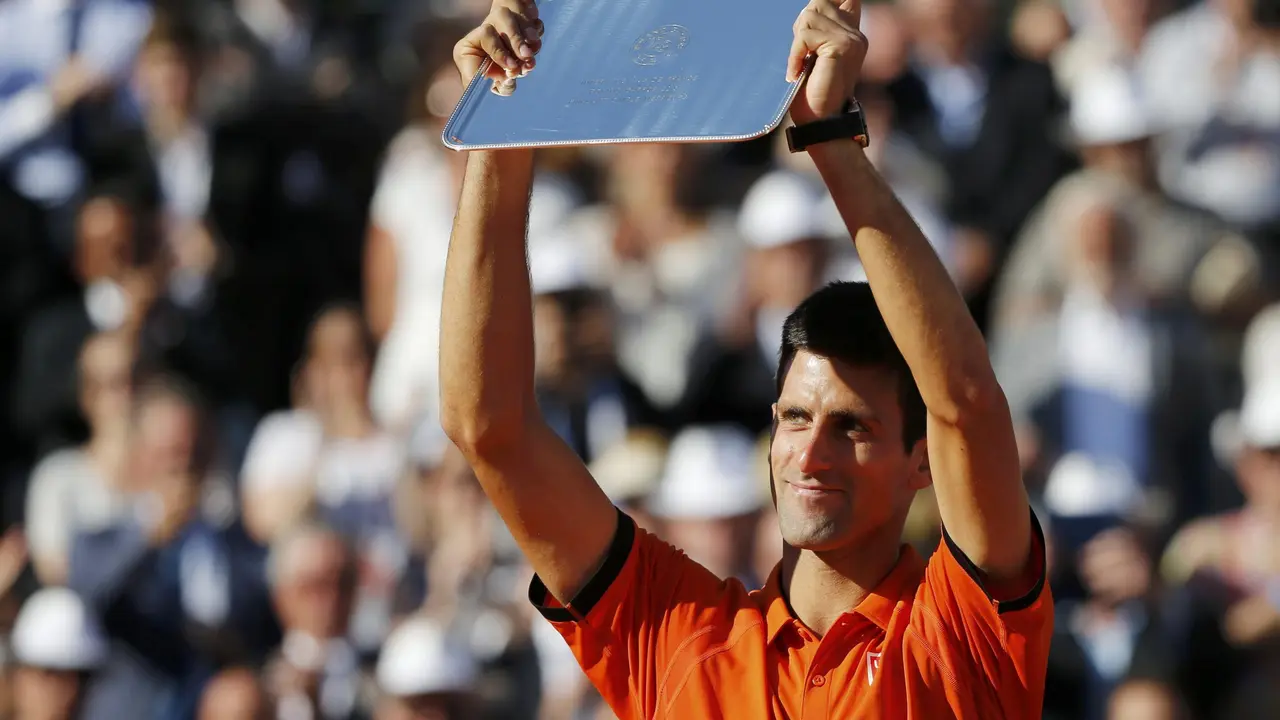 Razočarani Novak Đoković na pobedničkom postolju posle poraza u finalu Rolan Garosa od Stanislasa Vavrinke