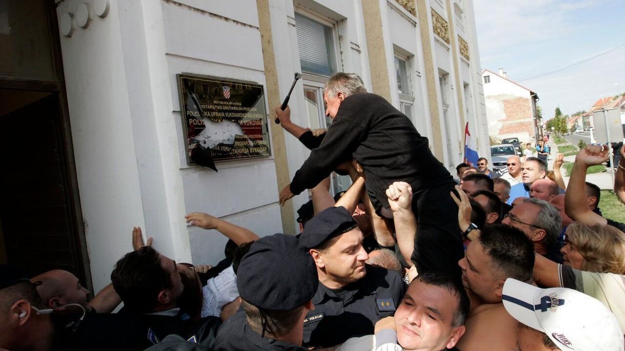 Rušenje ćiriličnih tabli u Vukovaru