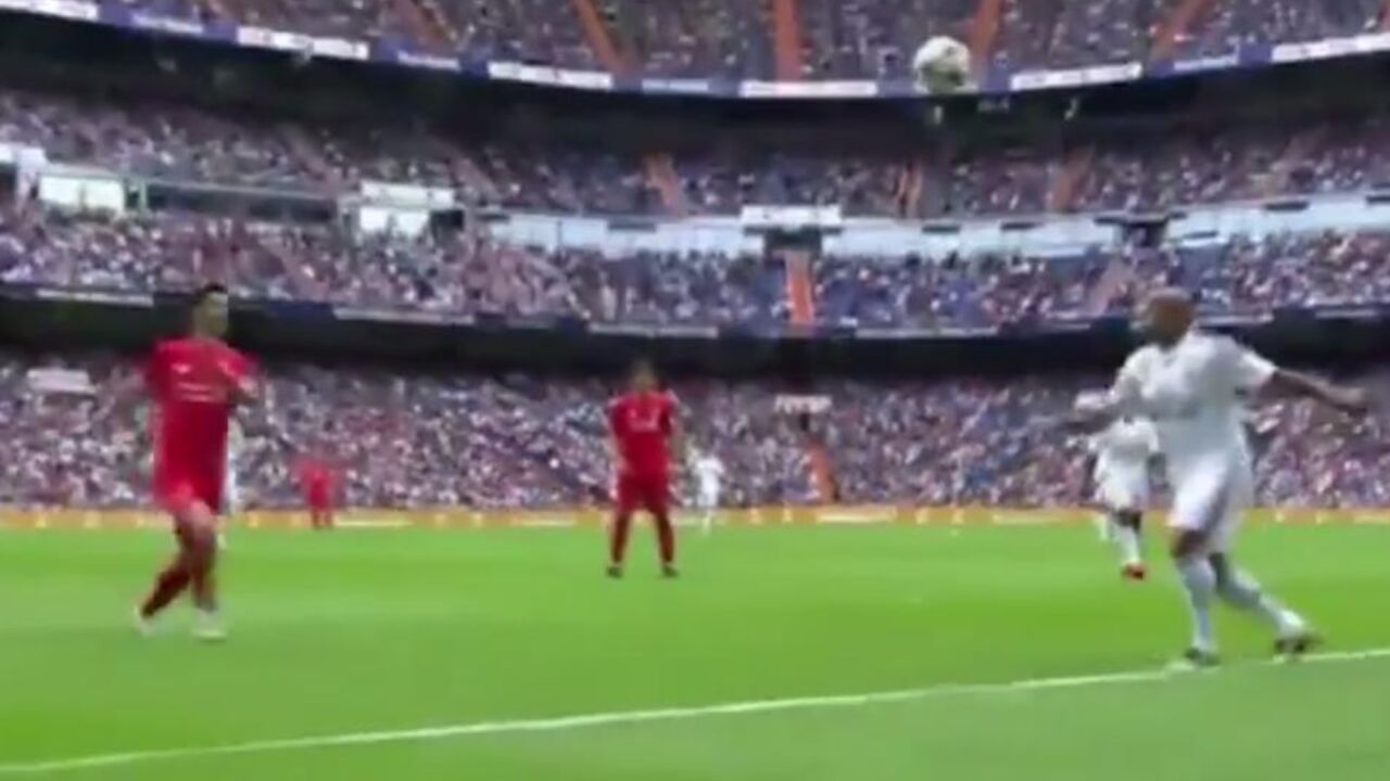 Fenomenalan pas Roberta Karlosa u meču legendi Real Madrida i Liverpula