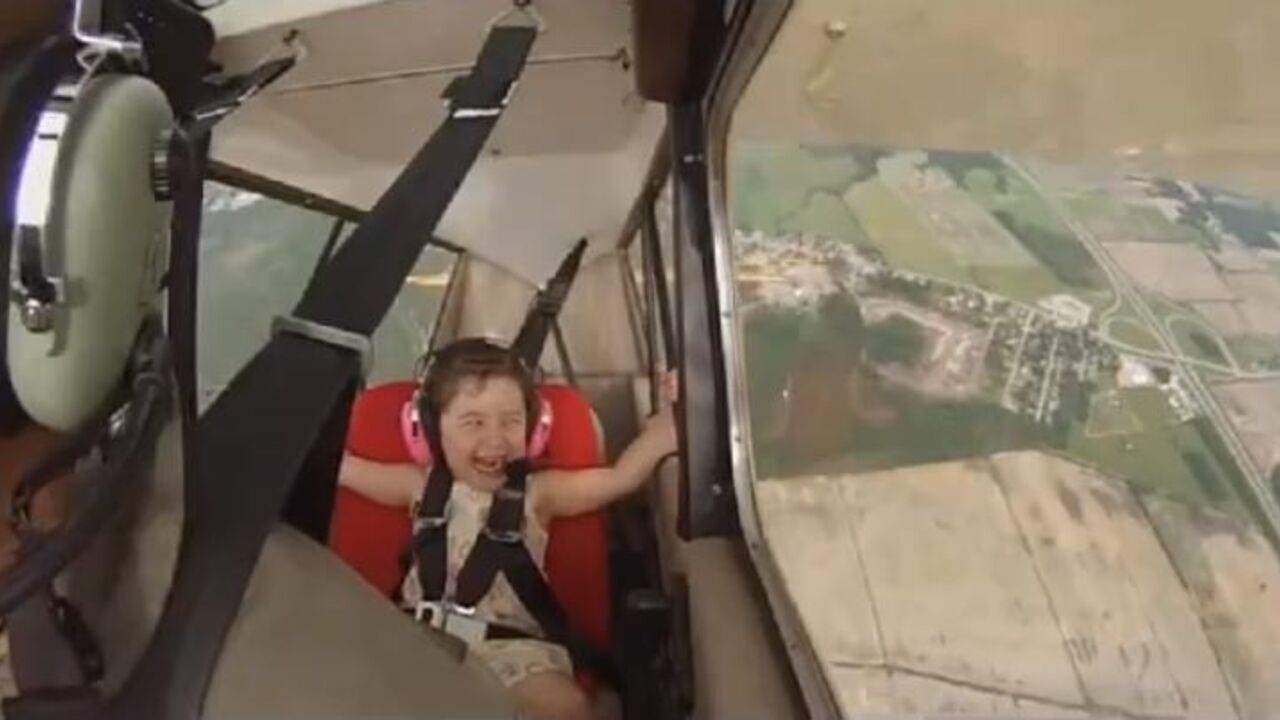 Tata vozi dete u helikopteru