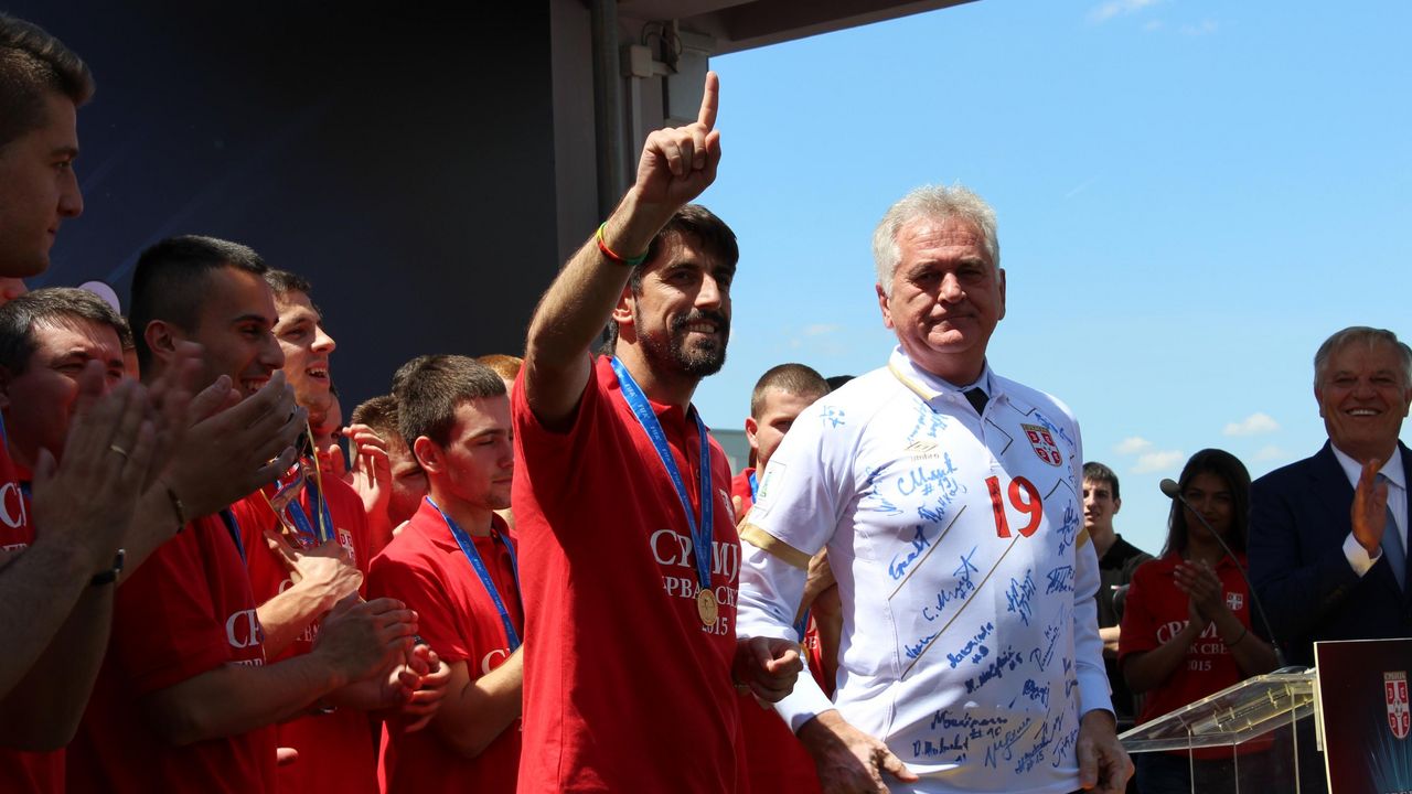 Predsednik Tomislav Nikolić sa selektorom omladinaca Srbije Veljkom Paunovićem