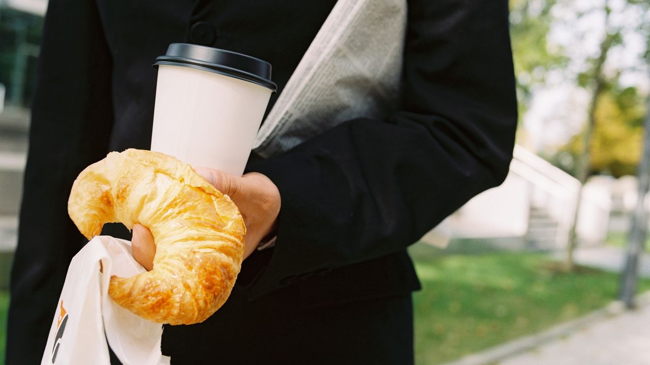 kafa, kroasan i novine