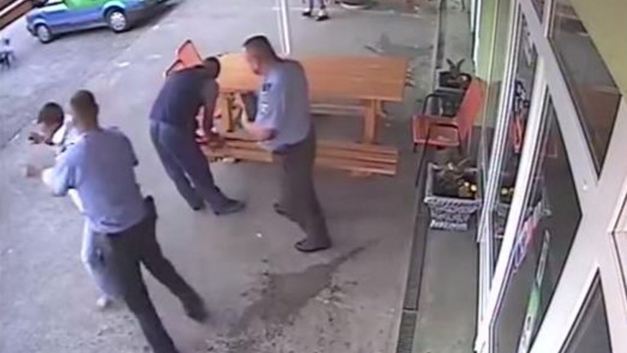 Policajci šamaraju građane