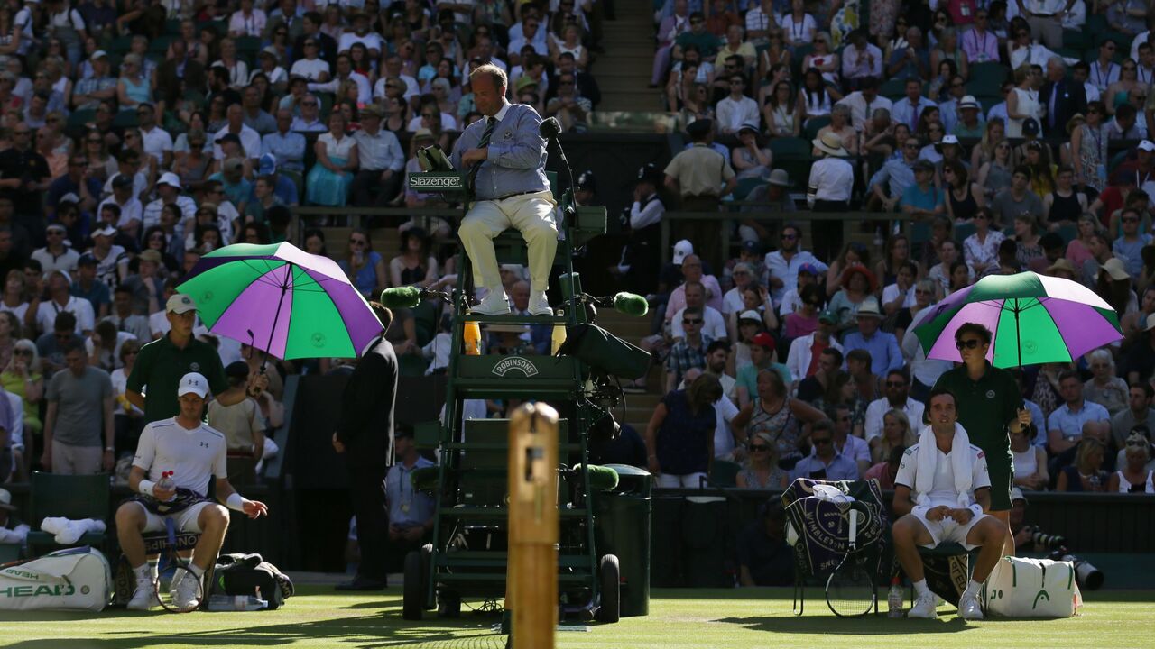 Rodžer Federer izlazi na centralni teren Vimbldona