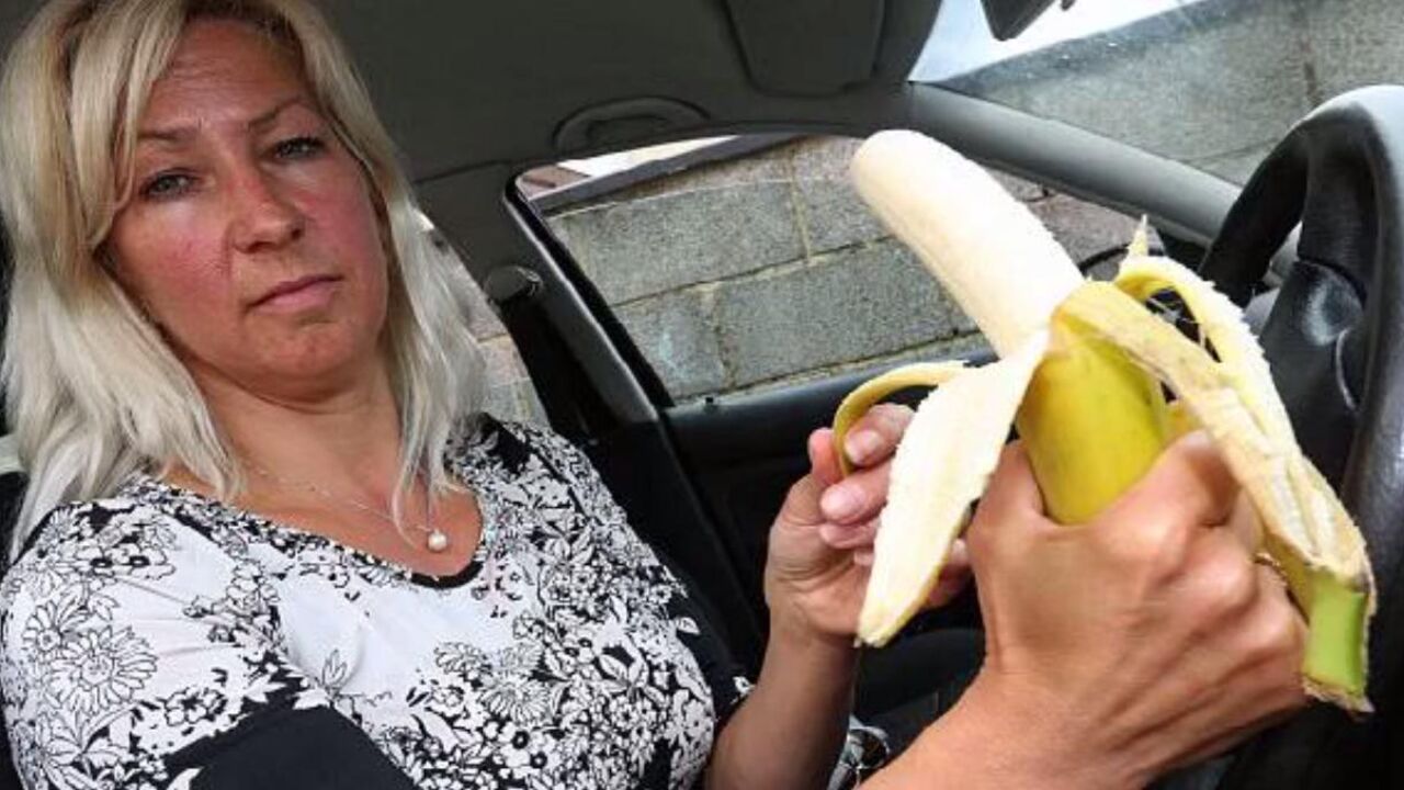 Žena koja jede bananu